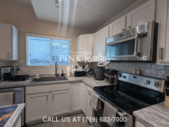 Photo - 870 Red Thistle View