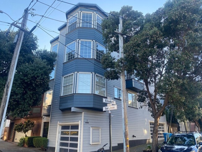 Building Photo - Epic Real Estate & Asso. Inc. - Beautiful, Spacious & Sunny 2 br/2ba Condo Available in Mission -... Unit 3,