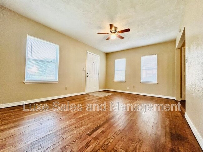 Photo - 421 E Showalter Dr