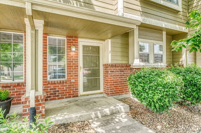 Building Photo - $1,995.00 - 2 Beds, 2.5 Bath, Condo in Tho... Unit 2