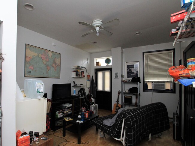 Spacious bedroom in a great area in fishtown. - Spacious bedroom in a great area in fishtown. Apartment Unit 101