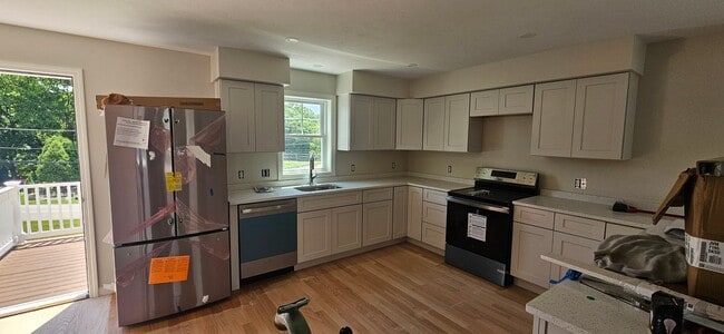 Photo - 719 Putnam Pike