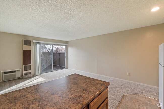 Studio, 1BA - 440 SF