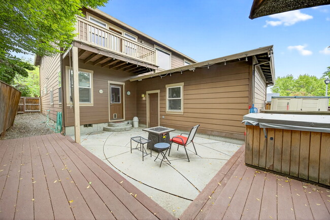 Photo - 1719 Lithia Way