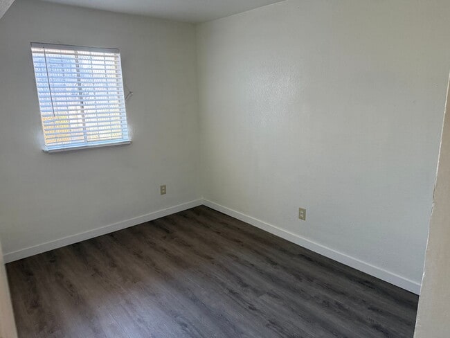 Photo - 3 Bedroom 1.5 Bathroom Townhouse