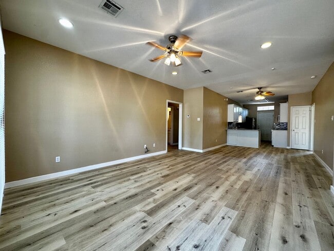 Photo - 4/4 Duplex in the Baylor Bubble!
