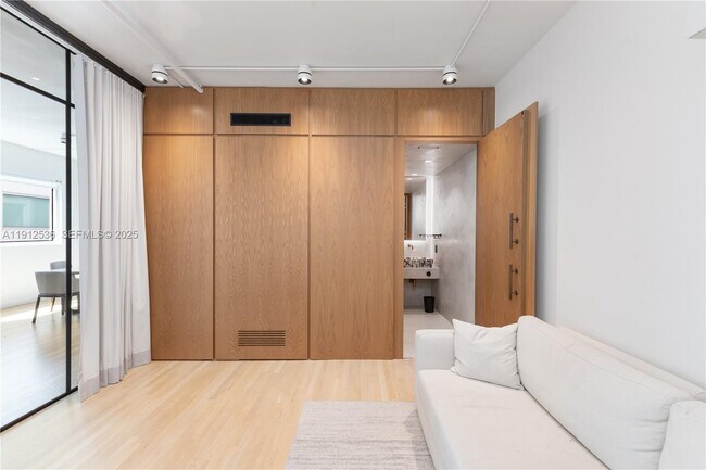 Photo - 1700 Meridian Ave Unidad 406