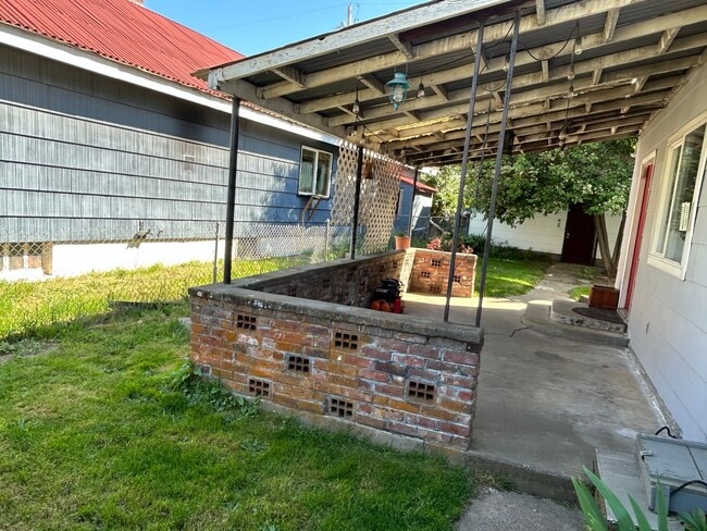 Photo - Charming 4 bed/1.5 bath home for rent