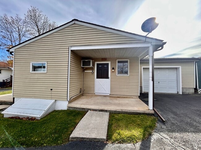 Photo - 3 Bedroom Ephrata Home with Garage!