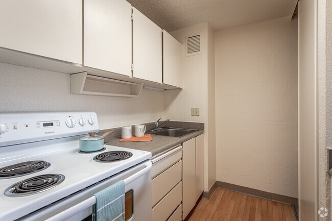 1BR, 1BA - 661SF