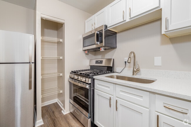 1BR, 1BA - 640SF - Kitchen
