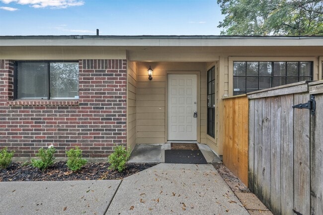 Photo - 93 W High Oaks Cir