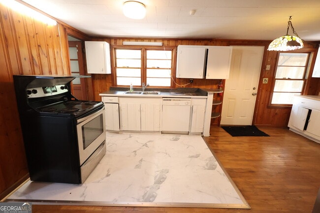 Photo - 140 Bell Ave SE