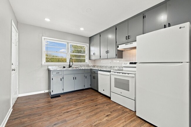 101 W 7th St
