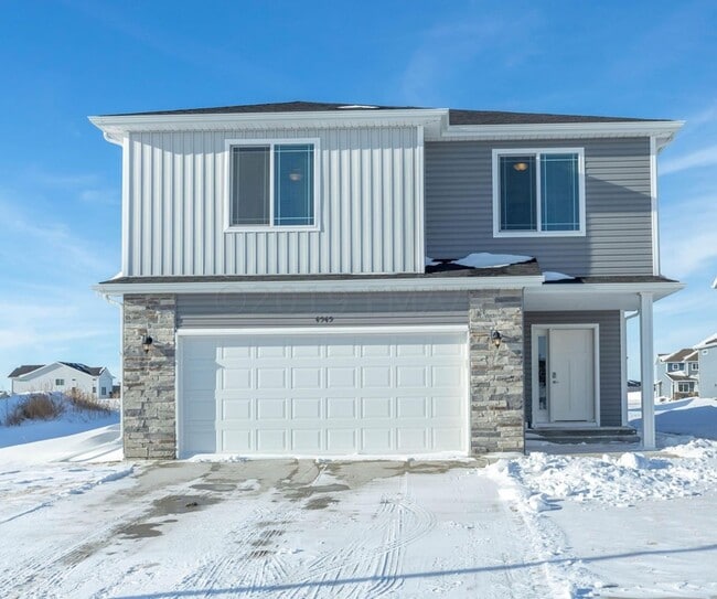 Building Photo - 3 Bed 3 Bath Single Family Home