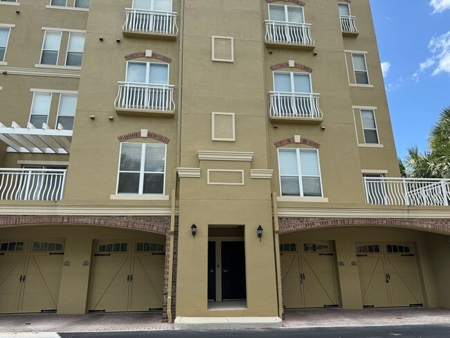 Building Photo - CONDO LOCATE IN GATED COMMUNITY IN DR. PH...