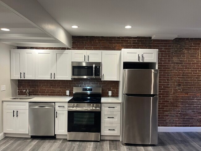 Building Photo - 10 Wellington St Unit B