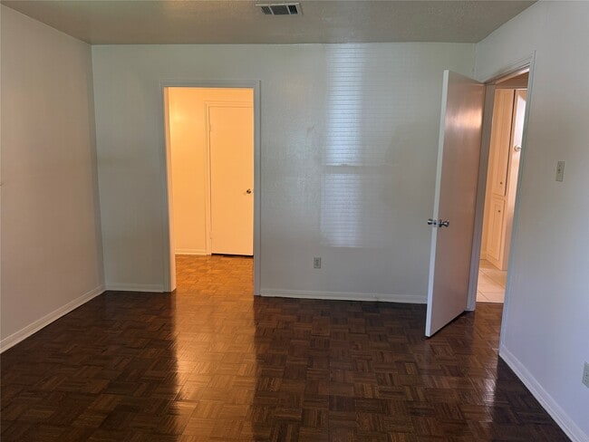 Building Photo - 3232 Parkwood Dr