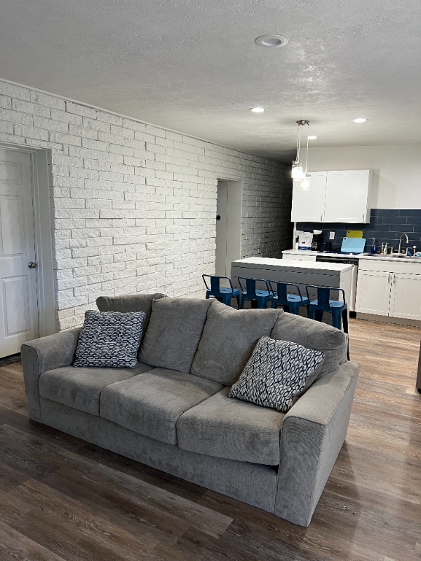 Photo - 690 Cambridge Dr