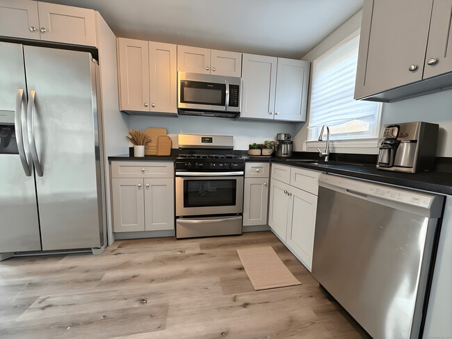 Building Photo - 211 Spencer St