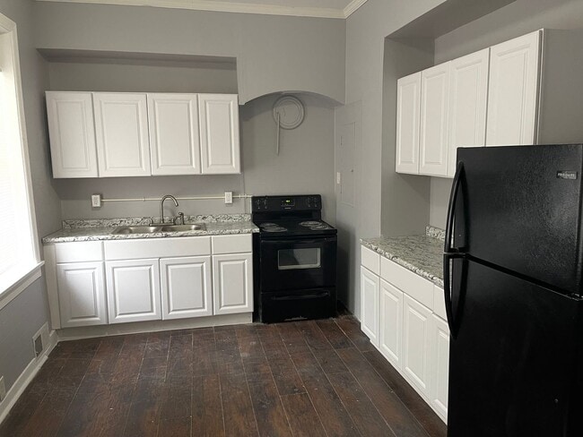 Building Photo - Large Spacious 4 BR 1.5 BA Ready to be Cal... Rental