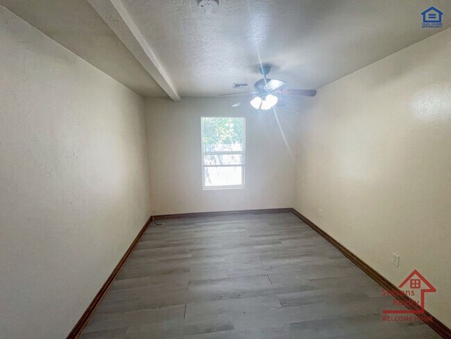 Photo - 1604 NW Lindy Ave