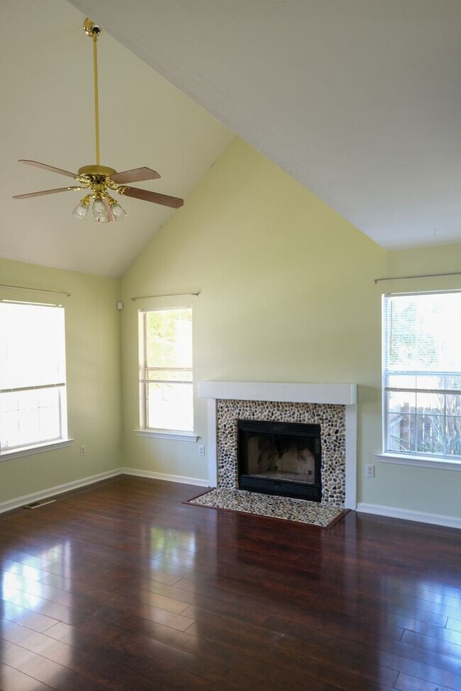 Photo - 3 Bedroom, 2 Bath house with fenced yard!