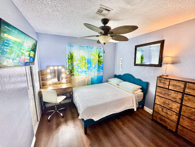 Photo - 5333 Longridge Ave Unit 3-3 bedroom