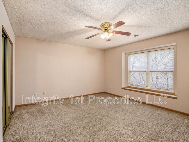 Photo - 210 N Pointe Ln