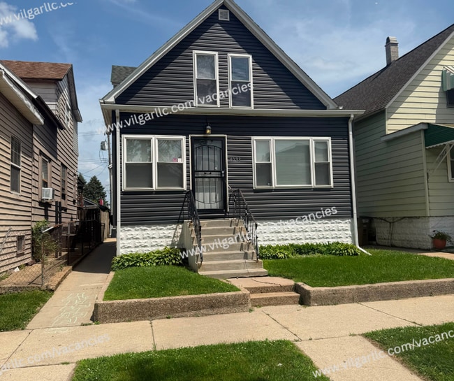 Building Photo - 4023 Deodar St Unit Apt 2F