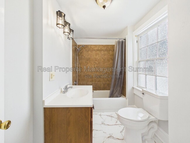 Photo - 932 W Beverley St