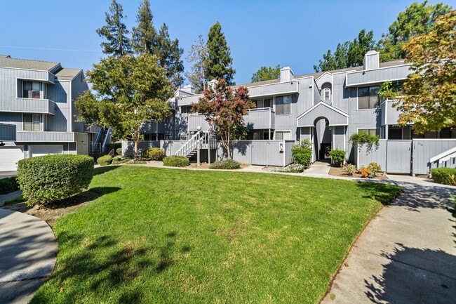 Community greenbelt - 906 La Barbera Dr