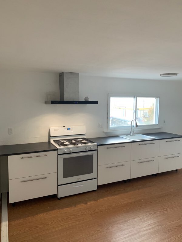 Building Photo - 2580 Richmond Ter Unit Top 3 Rental