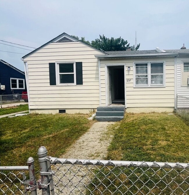 Photo - 1237 N Michigan Ave