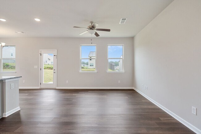 Photo - 4 bed / 2.5 bath in Gainesville! Retreat a...