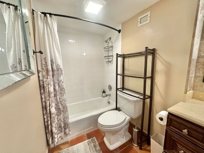 Photo - Furnished Studio for Rent in the iconic oceanfront Decoplage Condominium: where the ocean meets L...