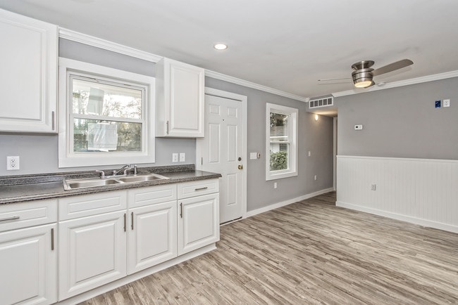 Photo - 1102 N Hillside Dr