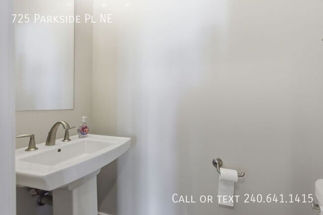 Photo - 725 Parkside Pl NE