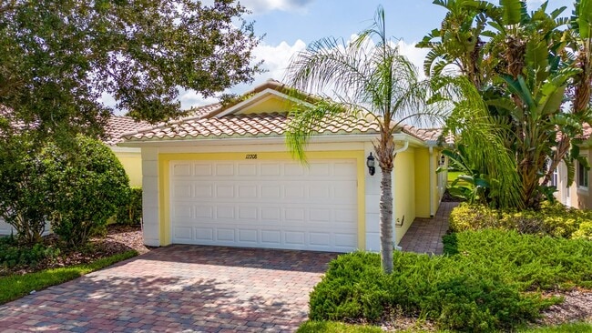 Building Photo - Deluxe Villa Lake view all Tile. 3 Bedrooms+2 Baths