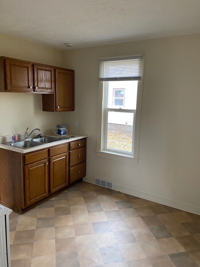 Photo - 313 N 8th St