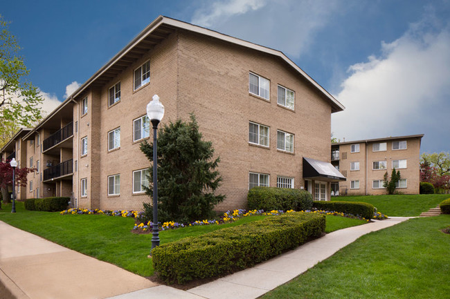 Hillwood at Mark Center in Alexandria, VA - Hillwood and Stoneridge Apartments