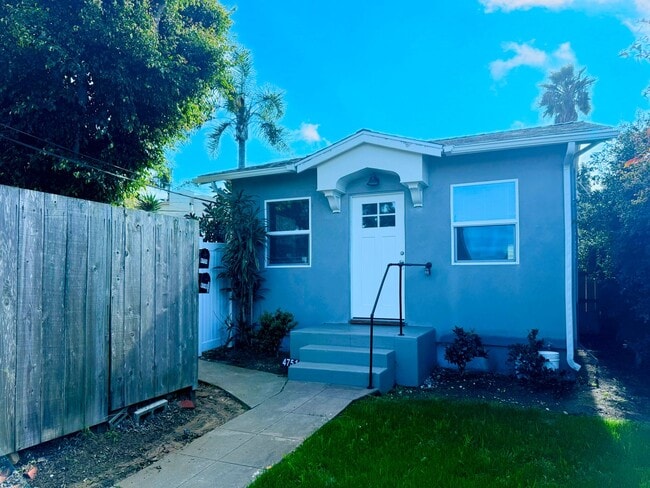 Building Photo - Welcome to Your Charming Ocean Beach 1-Bedroom – Private Yard & Parking