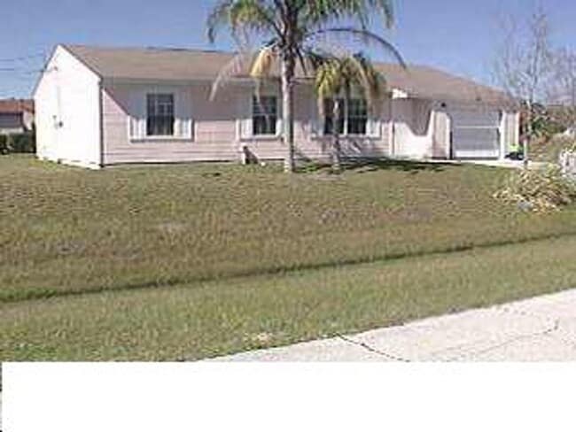 EAST of U S hwy 1. Interior fully ren... - EAST  of U S hwy 1.    Interior  fully ren... House