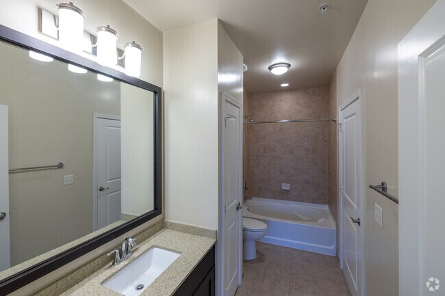 2BR, 2BA - 1,086SF - Second Bathroom