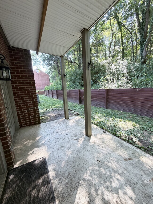 3263 Carlyle Dr NW