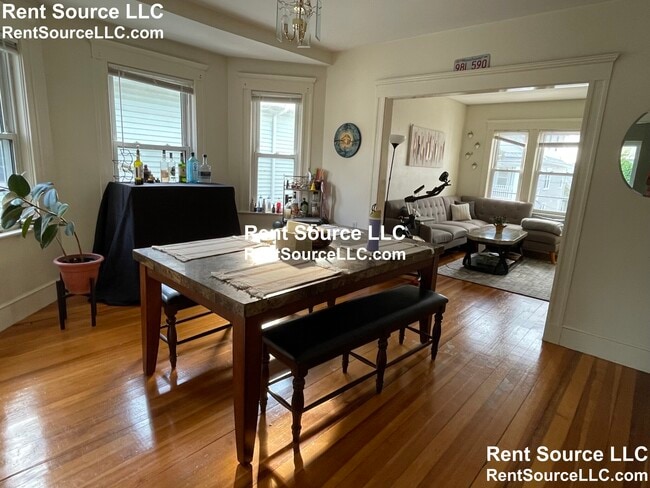 Building Photo - 104 Princeton St Unit 2ND FLOOR