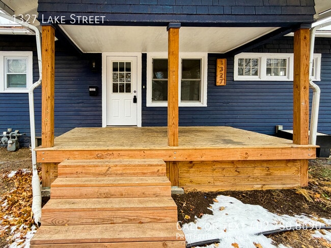 Photo - 1327 Lake St