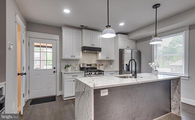 Photo - 439 Newcomb St SE