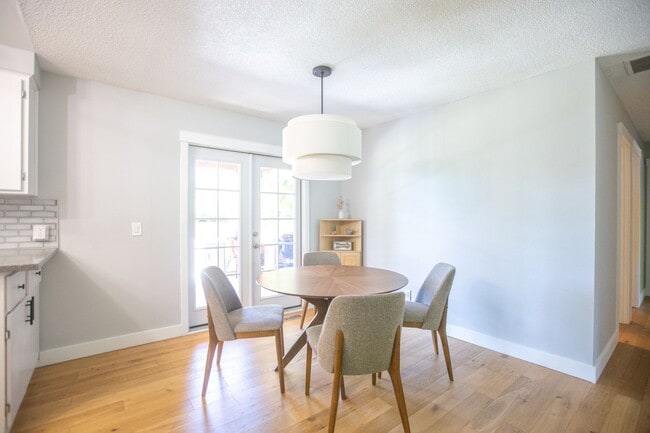 Photo - SE Portland 3 Bedroom Home with Amazing Ou...