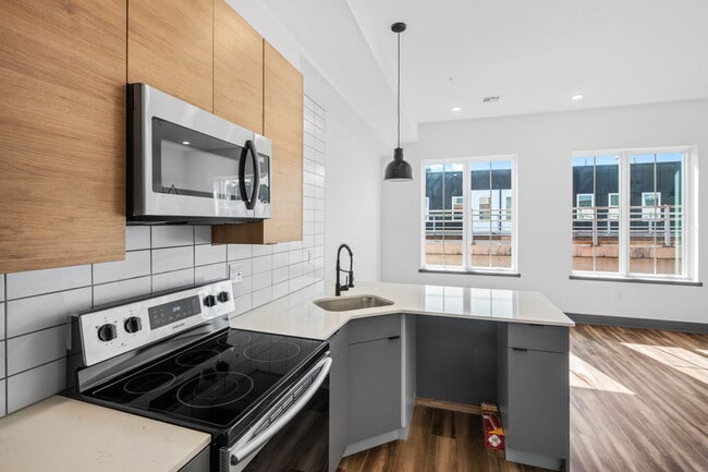 Building Photo - 2011 N Front St Unit 2